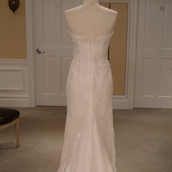 Michelle Roth custom “Diana” wedding gown from Kleinfeld, Manhattan. Size 4 - Picture 6 of 6